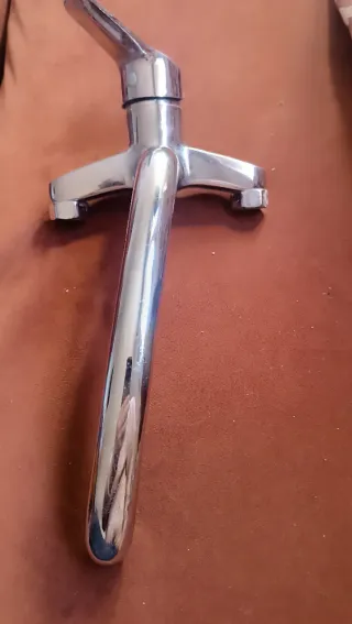 Grifo de metal plateado