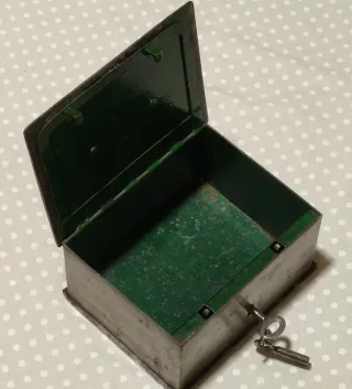 Caja antigua de metal