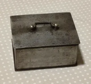 Caja antigua de metal