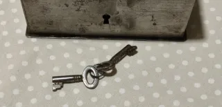 Caja antigua de metal