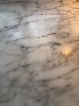 Mueble de cocina de madera y mármol