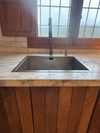 Mueble de cocina de madera y mármol