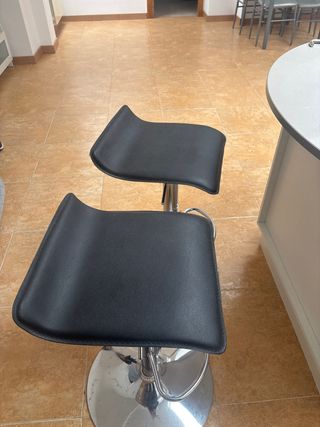 Taburetes Elevables Negros y Plateados