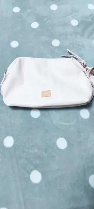 Bolso blanco con detalle dorado