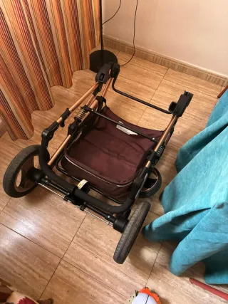 Carro de bebé en color marrón y beige.