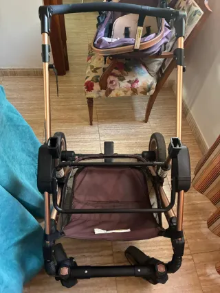 Carro de bebé en color marrón y beige.