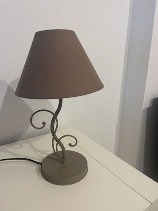 Lámpara de mesa beige y marrón