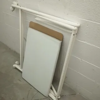 Estructura de minicuna con ruedas y colchón