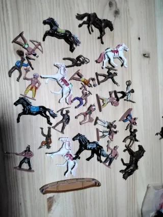 Lote de figuras indios y caballos