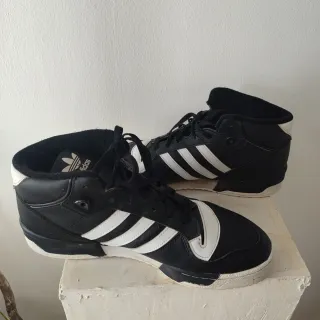 Zapatillas Adidas Altas Negras y Blancas