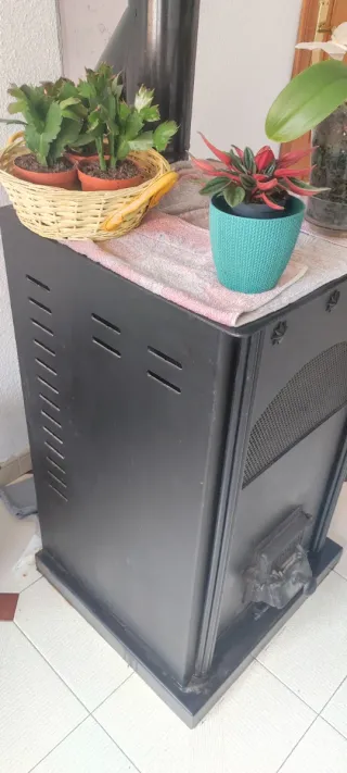 Estufa cáscara almendra negra metal