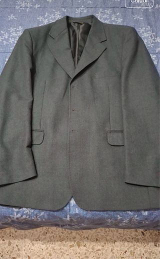 Completo elegante uomo grigio