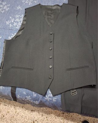 Completo elegante uomo grigio