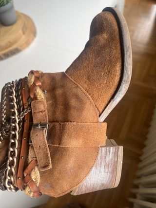 Botines ante y piel con cadenas