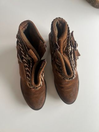 Botines ante y piel con cadenas