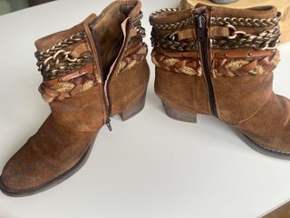 Botines ante y piel con cadenas