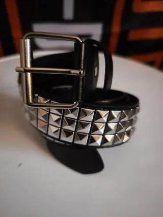 Cintura nera con borchie argento