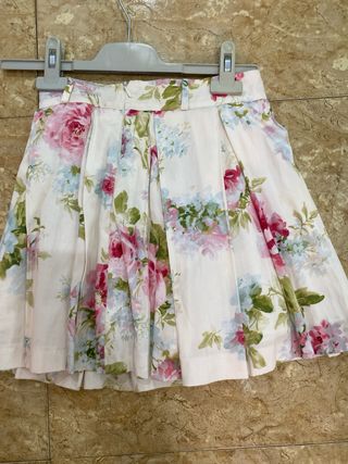 Blusa blanca niña con volantes y lazo con falda