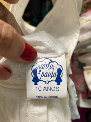 Blusa blanca niña con volantes y lazo con falda