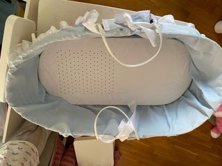 Moisés para bebé azul con volantes