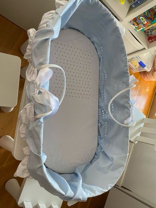 Moisés para bebé azul con volantes