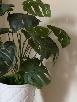 Macetero de cerámica con planta artificial