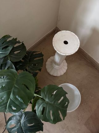 Macetero de cerámica con planta artificial