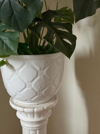 Macetero de cerámica con planta artificial