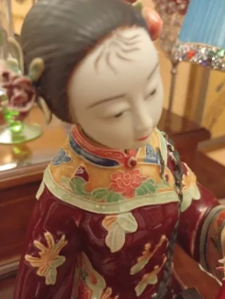 Figura porcelana china mujer vestida