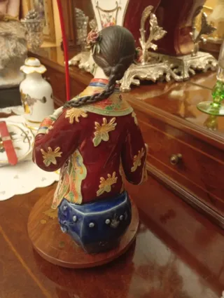 Figura porcelana china mujer vestida