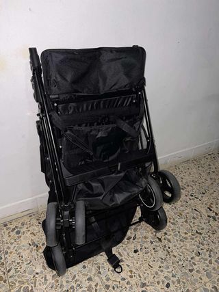 Carrito de bebé negro