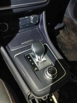 Alerón Mercedes A45 AMG y pomo cambio