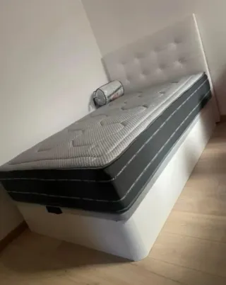 Canapé y colchón gris y blanco