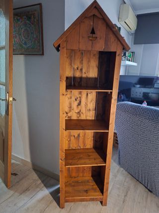 Librería madera encerada diseño casita buen estado