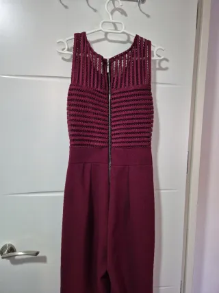 Mono largo fiesta tirantes de color burdeos.