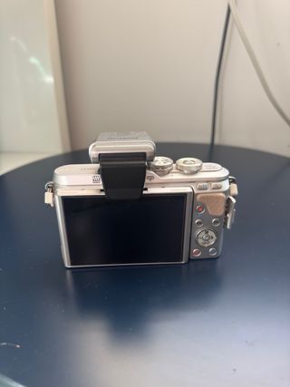 Olympus PEN E-PL8 Cuerpo + Flash