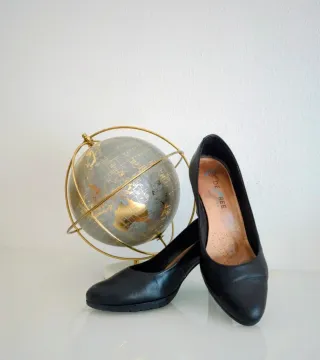 Zapatos de tacón negros azafata