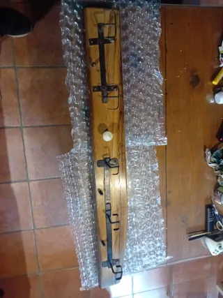 Perchero rústico de roble y hierro