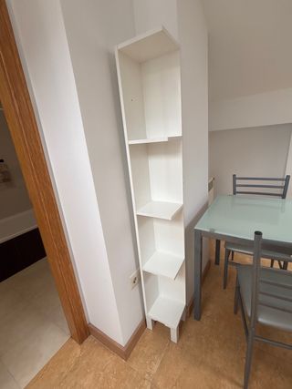 Estantería blanca estrecha