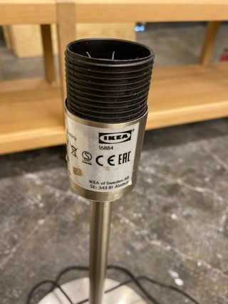 Pie de lámpara IKEA metálico