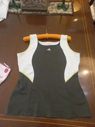 Top deportivo Adidas verde y blanco