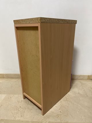 Armario auxiliar con cajones morados.