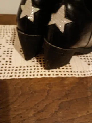 Botines negros con estrellas plateadas talla 38