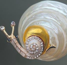 Spilla a forma di lumaca smaltata