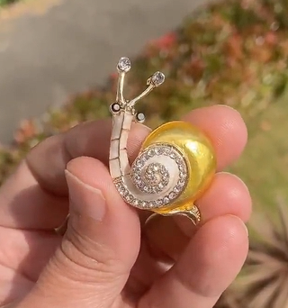 Spilla a forma di lumaca smaltata