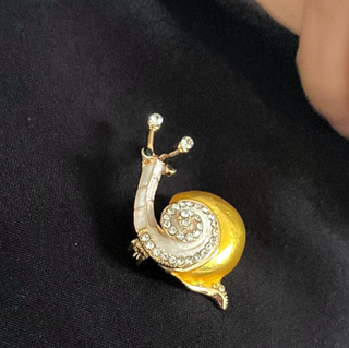 Spilla a forma di lumaca smaltata