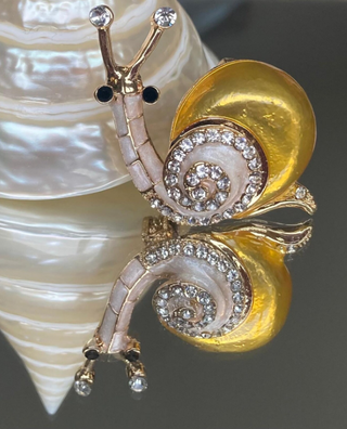 Spilla a forma di lumaca smaltata