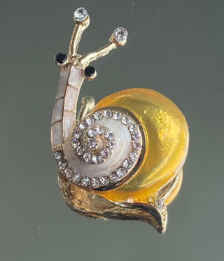 Spilla a forma di lumaca smaltata