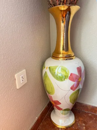 Jarrón de cerámica dorado y blanco