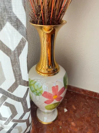 Jarrón de cerámica dorado y blanco